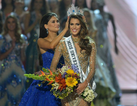 Hoa hậu Hoàn vũ 2015 Pia Wurtzbach trao lại vương miện cho Hoa hậu Pháp Iris Mittenaere.